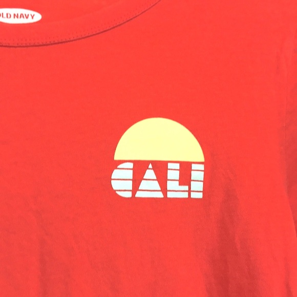 old navy cali t-shirt - Picture 3 of 4